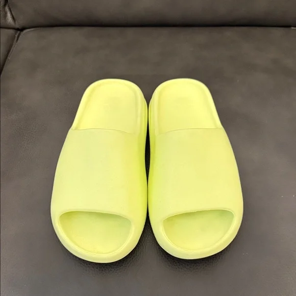 Yeezy Slides in Neon Lime - Picture 1 of 5